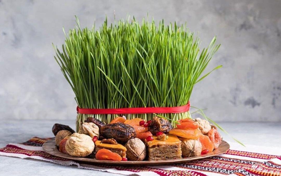 سبزه عید در کنار سینی شیرینی؛ منبع عکس: shahraranews.ir؛ عکاس: نامشخص
