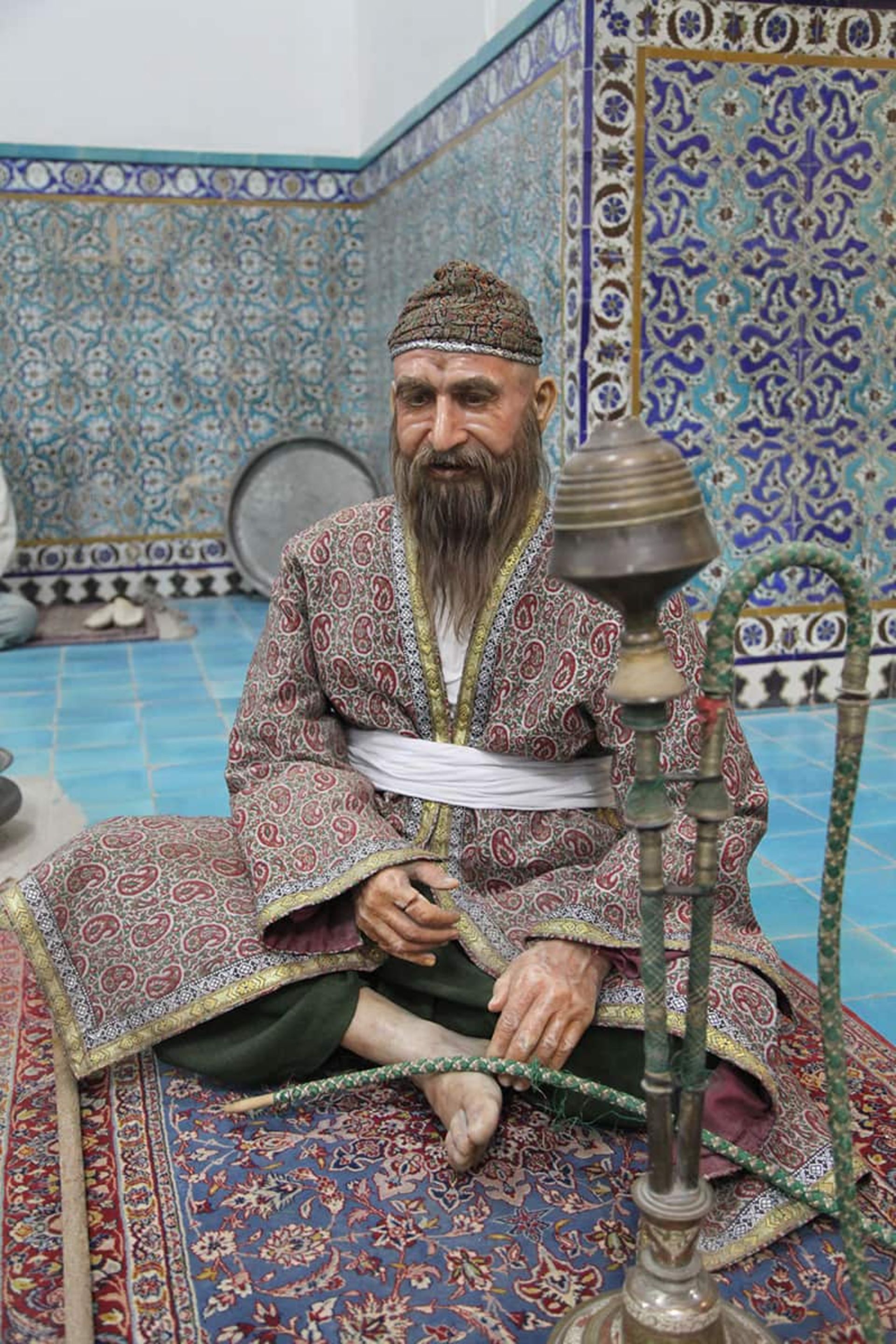 مجسمه مردی با قلیان در حمام گنجعلی خان کرمان؛ عکاس: محمد شجاعی