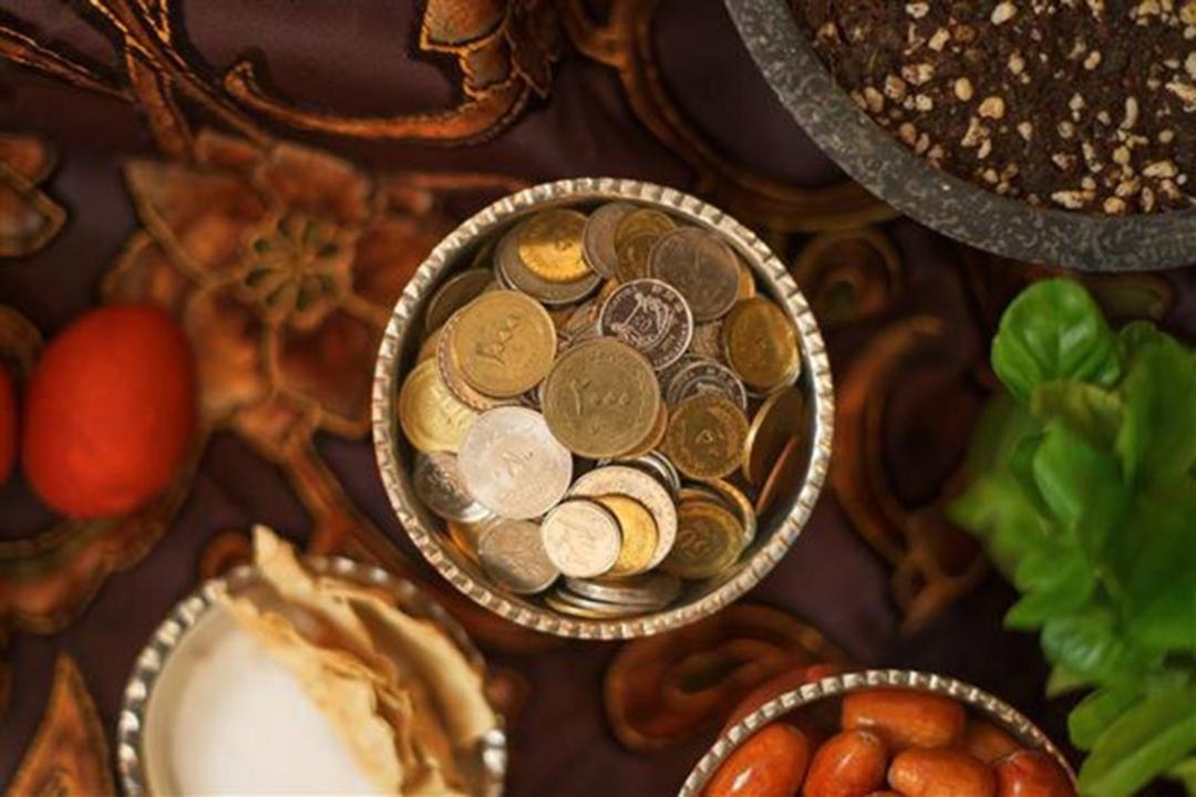 ظرف سکه وسط سفره هفت سین؛ منبع عکس: borna.news؛ عکاس: نامشخص