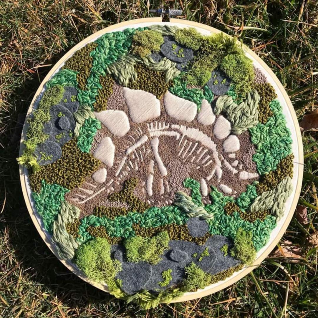 گلدوزی فسیل دایناسور روی پس‌ زمینه خزه‌ ای