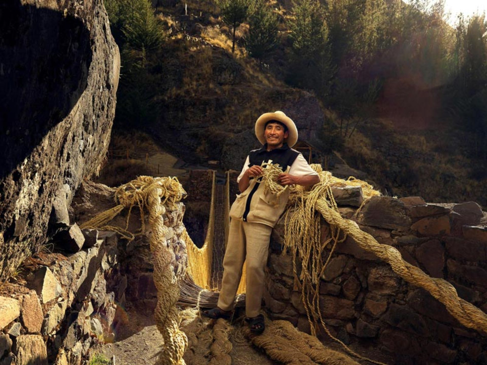 کارگر ساختمانی پل سنتی در پرو؛ منبع عکس: hasselblad.com؛ عکاس: ROMAN JEHANNO