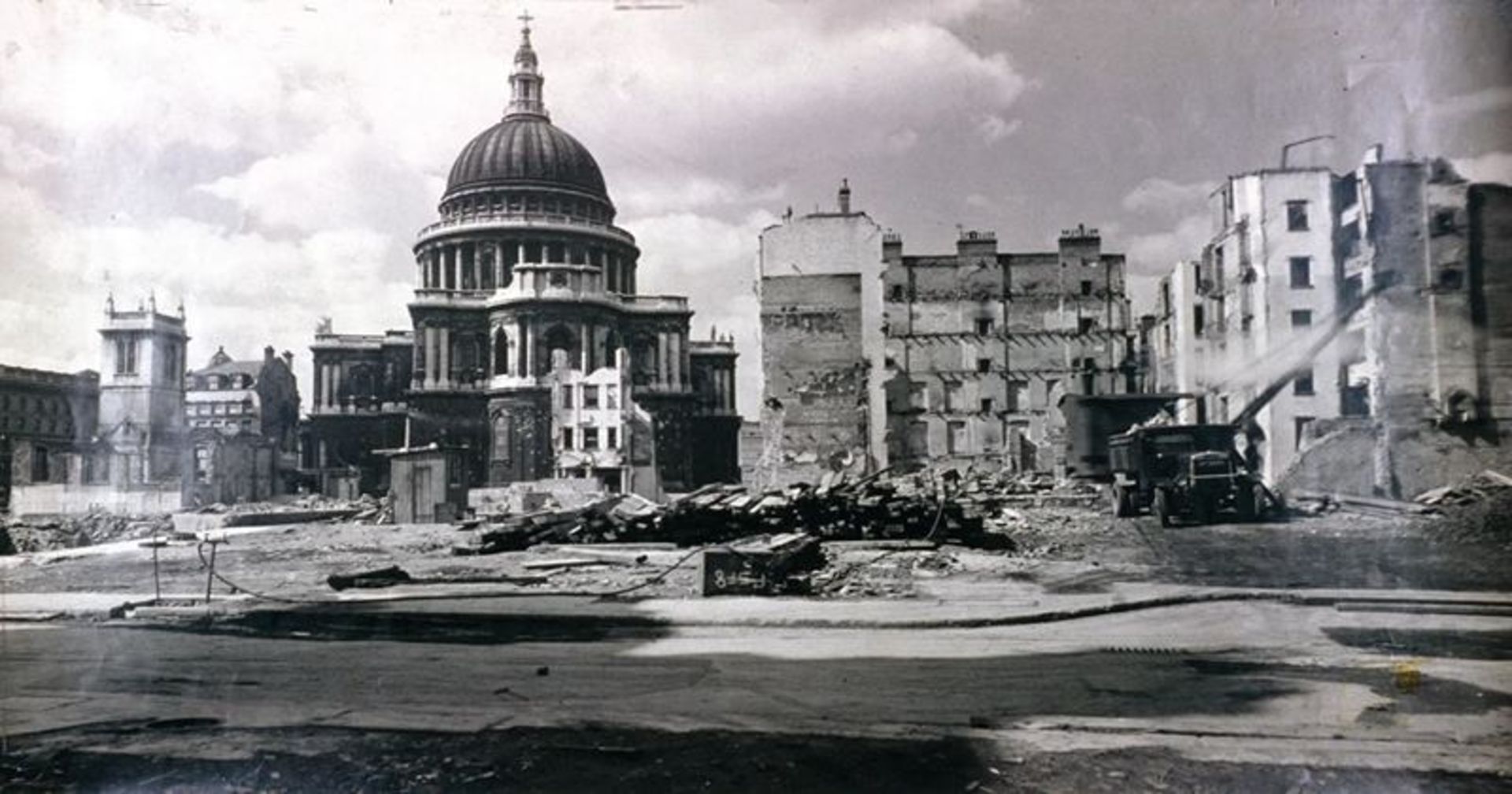 بمباران شهر لندن، منبع عکس: سایت historyextra.com، عکاس: Guildhall Library