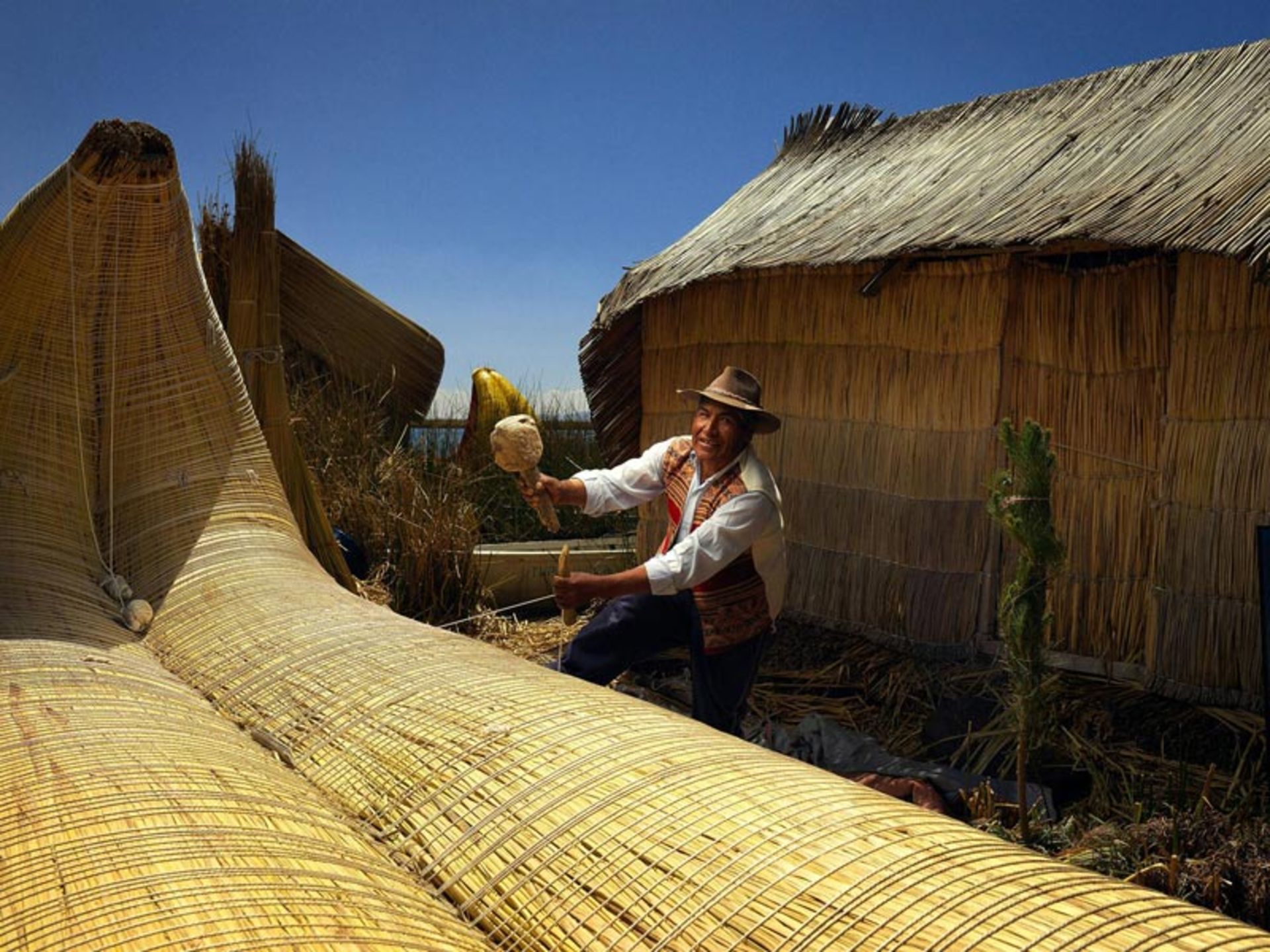 قایق ساز سنتی پرو؛ منبع عکس: hasselblad.com؛ عکاس: ROMAN JEHANNO