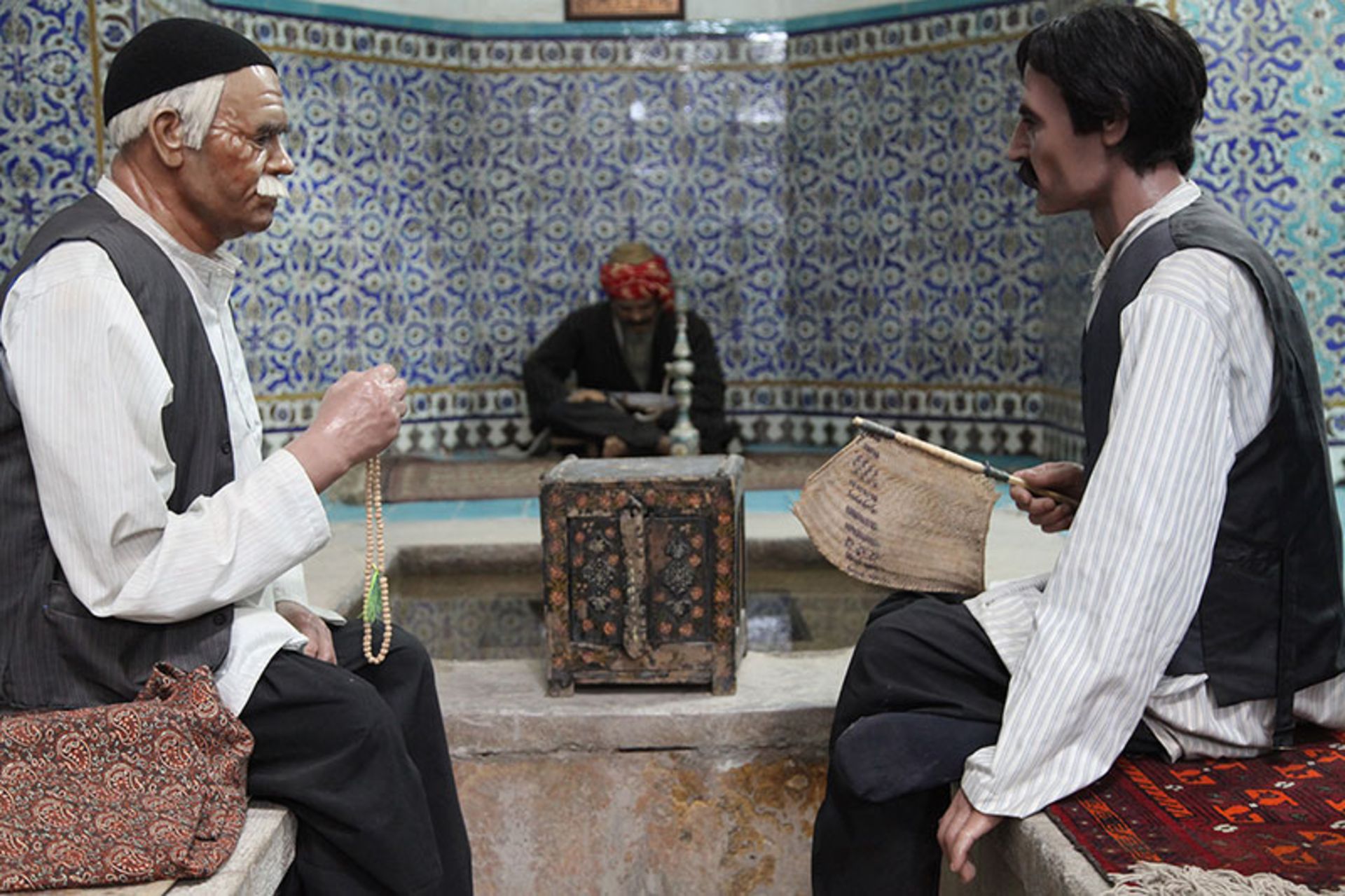 دو مجسمه در حال گفتگو در حمام گنجعلی خان کرمان؛ عکاس: محمد شجاعی