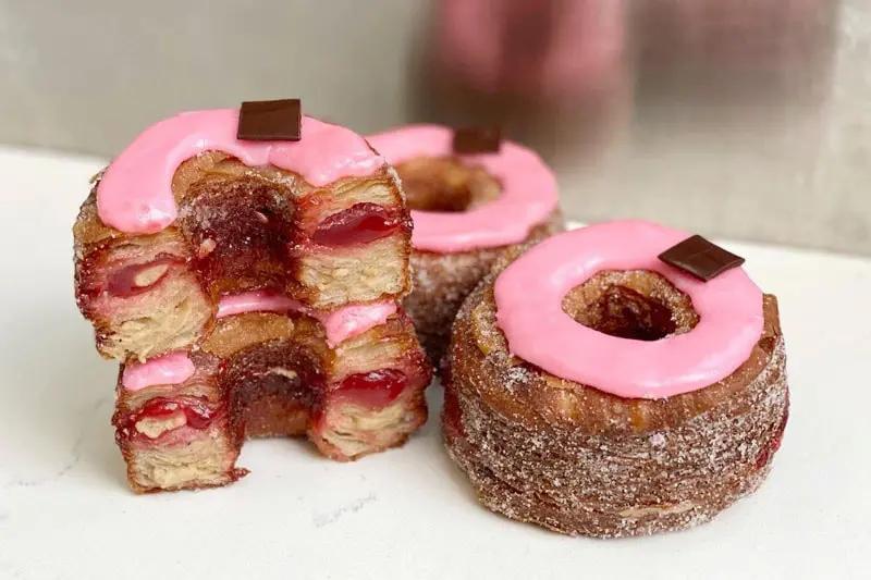 کرونات (cronut) با روکش شکلات؛ منبع عکس: forbes؛ نام عکاس: نامشخص