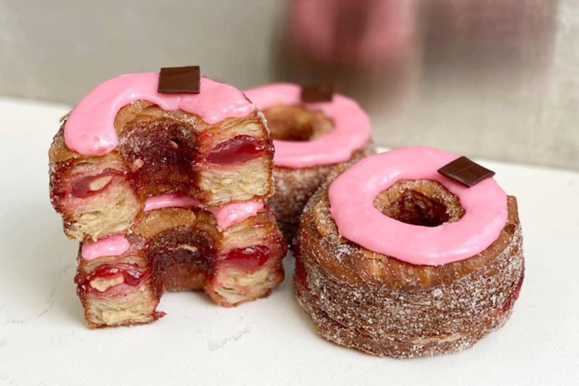 کرونات (cronut) با روکش شکلات؛ منبع عکس: forbes؛ نام عکاس: نامشخص