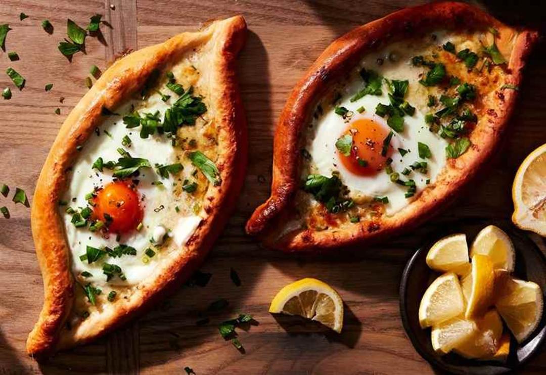 خاجاپوری، منبع عکس: سایت kingarthurbaking.com، عکاس: نامشخص