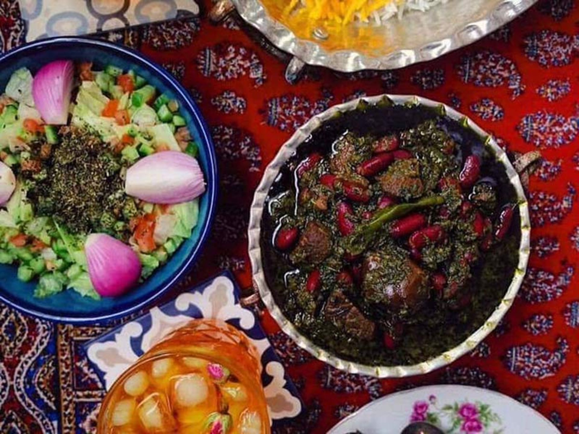 قرمه سبزی سحری با سالاد شیرازی؛ منبع عکس: fararu.com؛ عکاس: نامشخص