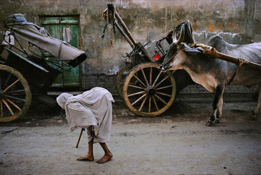 عکاسی خیابانی از پیرزنی در خیابان های فقیر هند؛ منبع عکس: 121clicks؛ عکاس: Steve McCurry