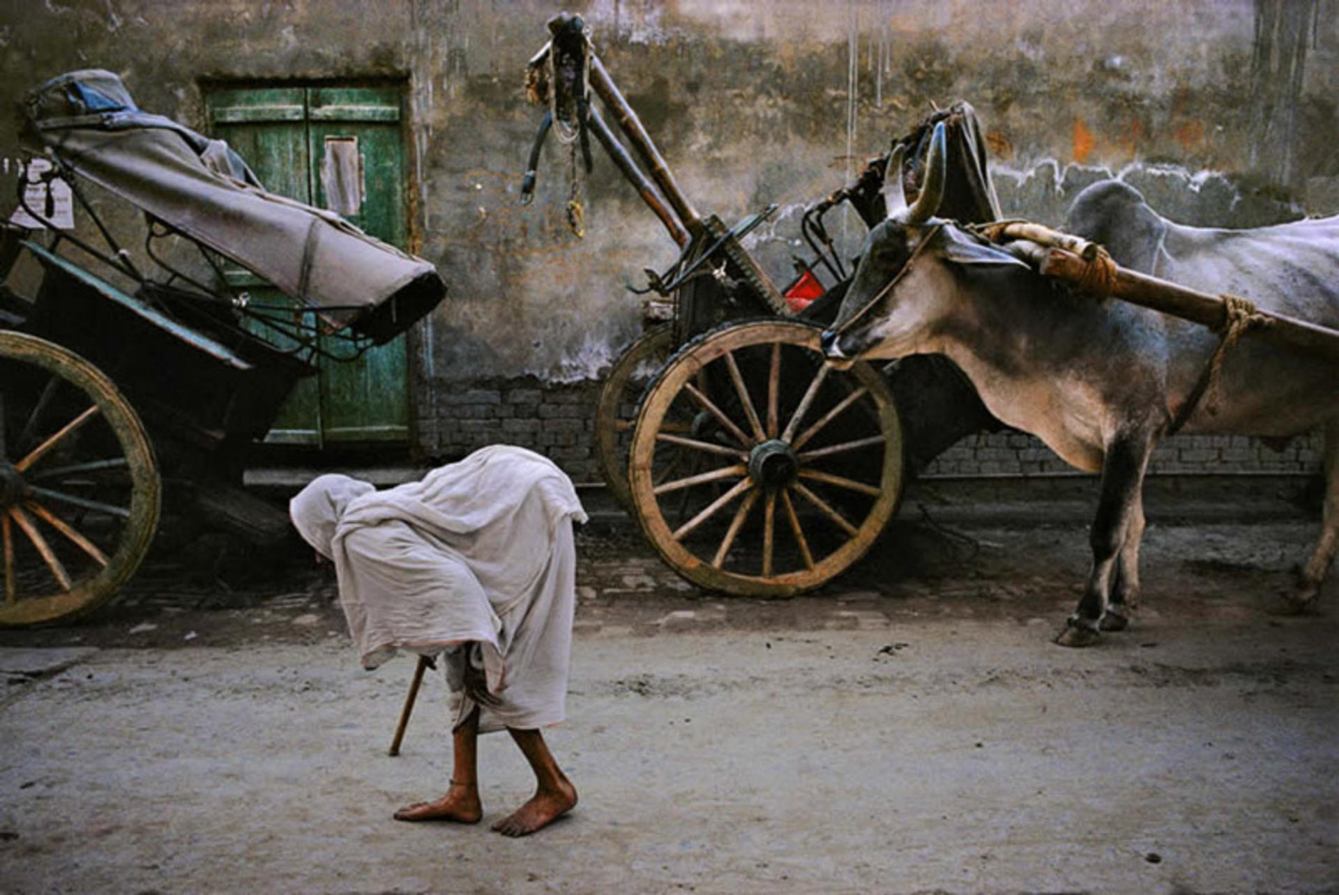 عکاسی خیابانی از پیرزنی در خیابان های فقیر هند؛ منبع عکس: 121clicks؛ عکاس: Steve McCurry