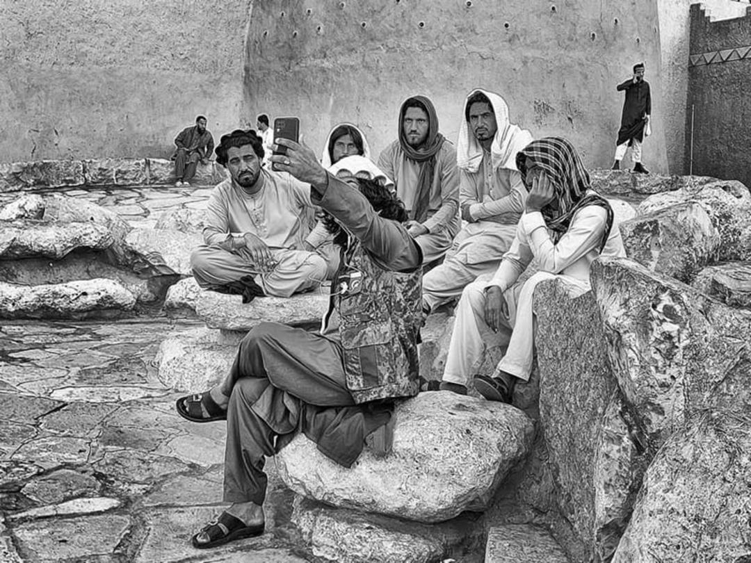 نشستن چند مرد عرب در کوچه