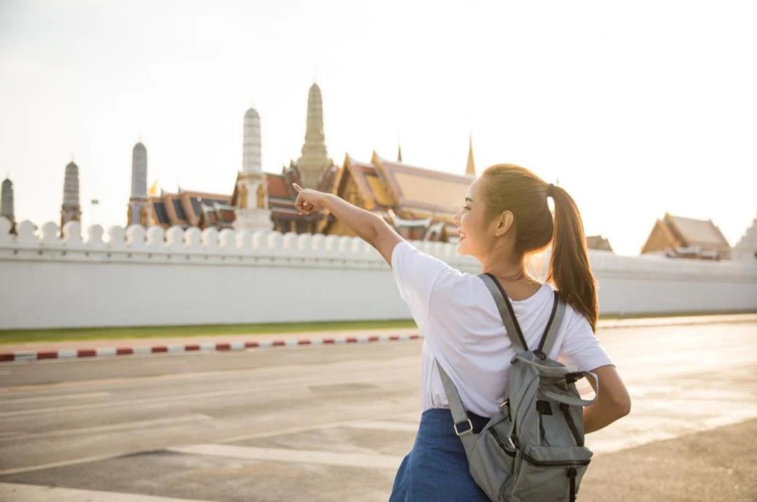 گردشگر نزدیک معابد شرق آسیا؛ منبع عکس: Goway Travel، عکاس: نامشخص