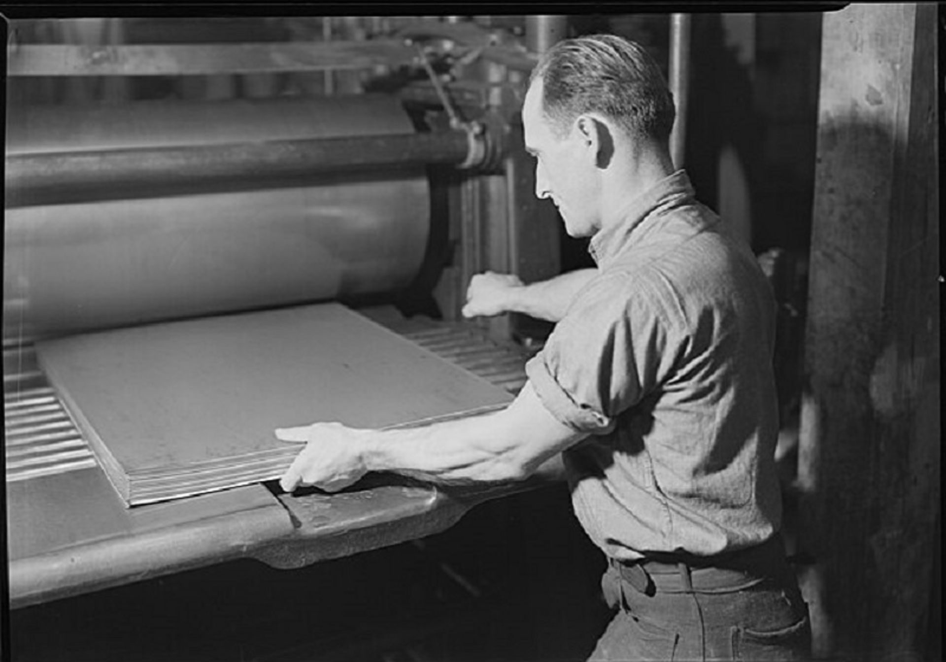 کارخانه کاغذسازی در آمریکا؛ منبع عکس: ویکی‌مدیا؛ عکاس: Lewis Hine