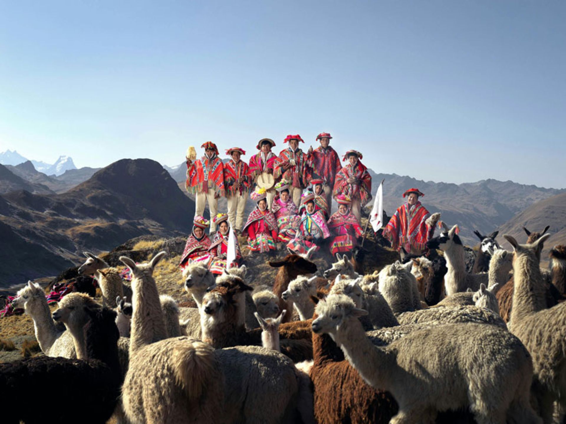 چوپانان لاما در پرو؛ منبع عکس: hasselblad.com؛ عکاس: ROMAN JEHANNO