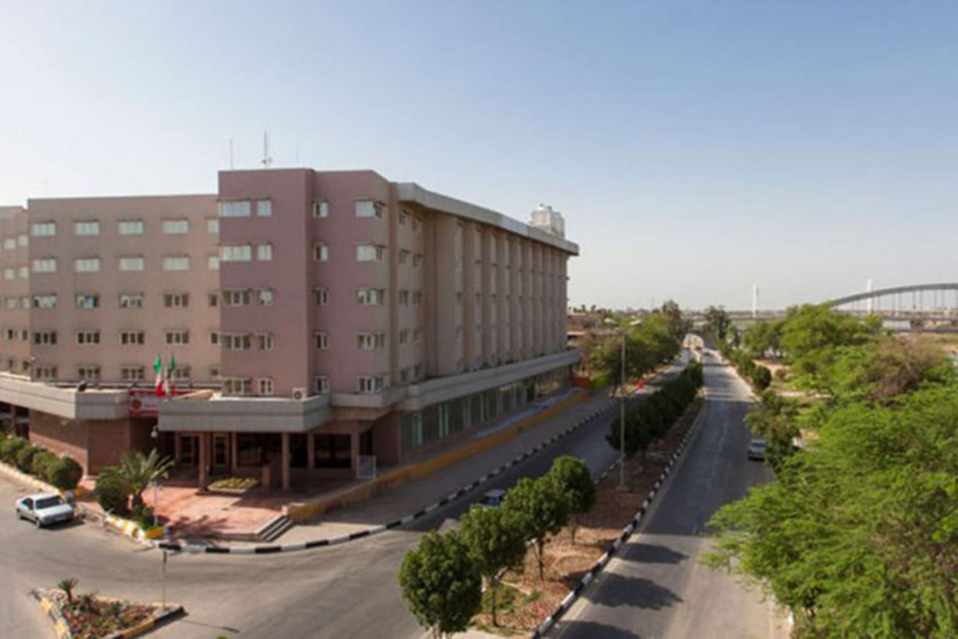 رپورتاژ کدام هتل اهواز غذا سرو می کند؟