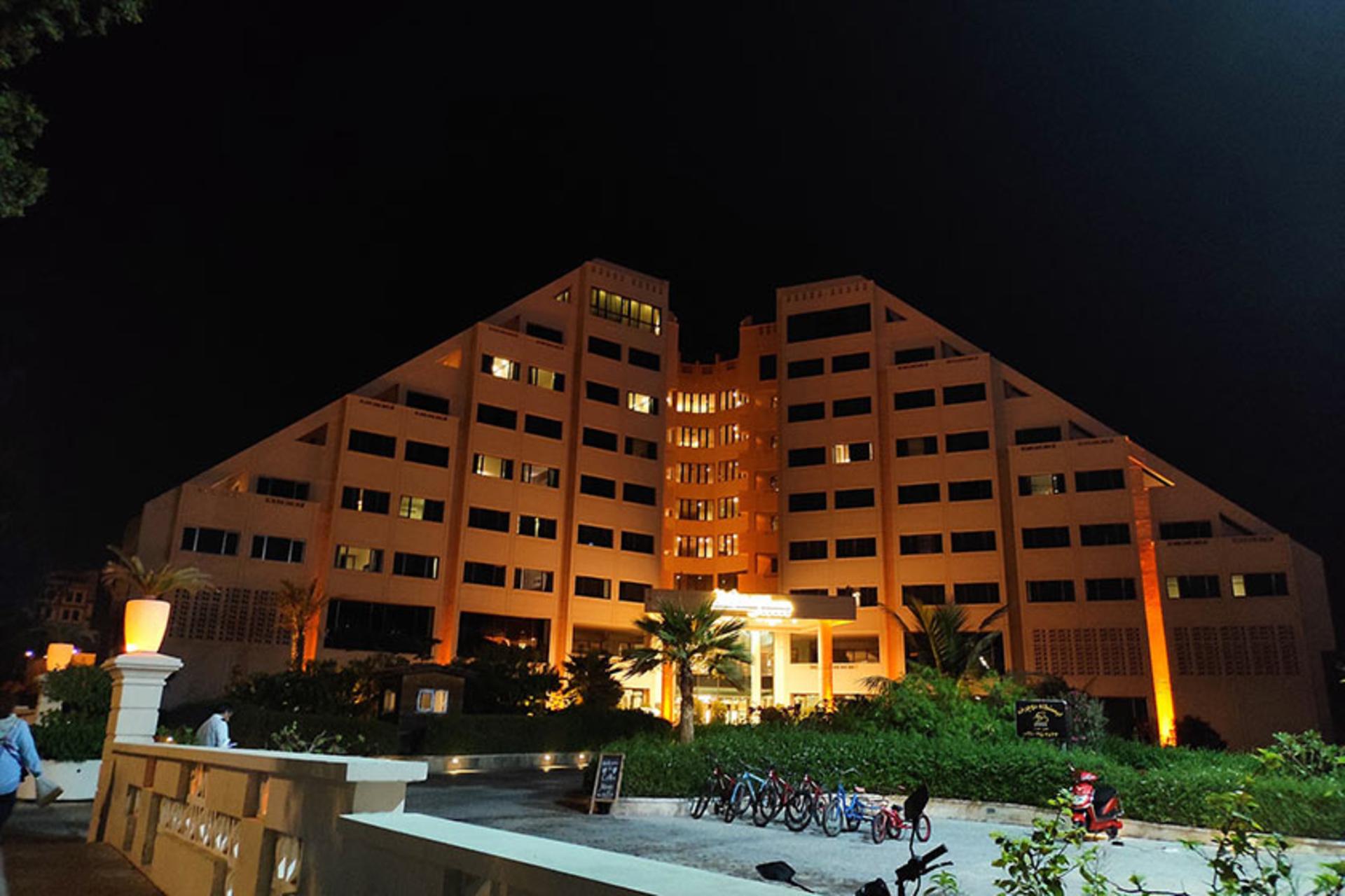 نورپردازی ساختمان هتل میراژ کیش در شب؛ منبع عکس: گوگل مپ؛ عکاس: محدثه میری