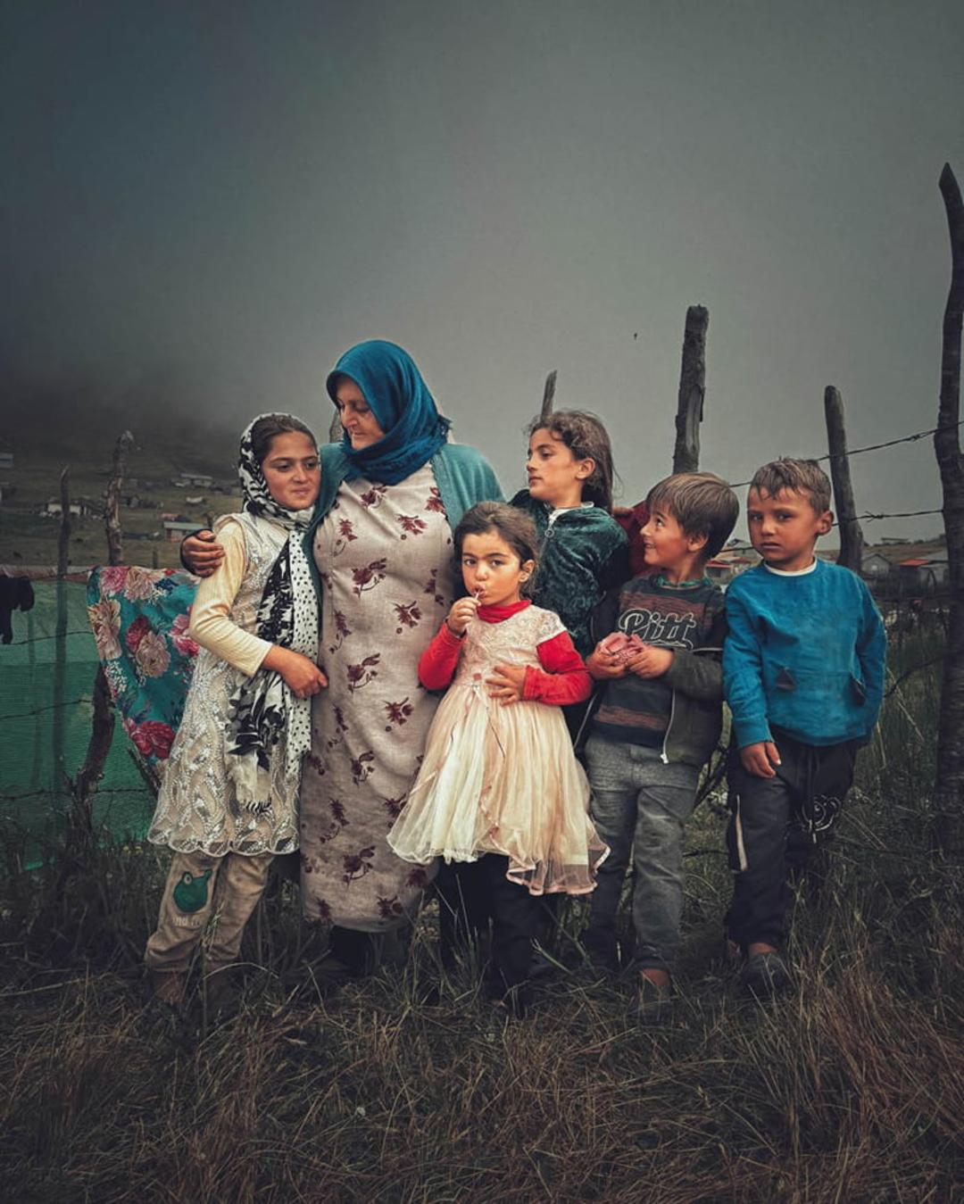پیرزن روستایی و کودکان