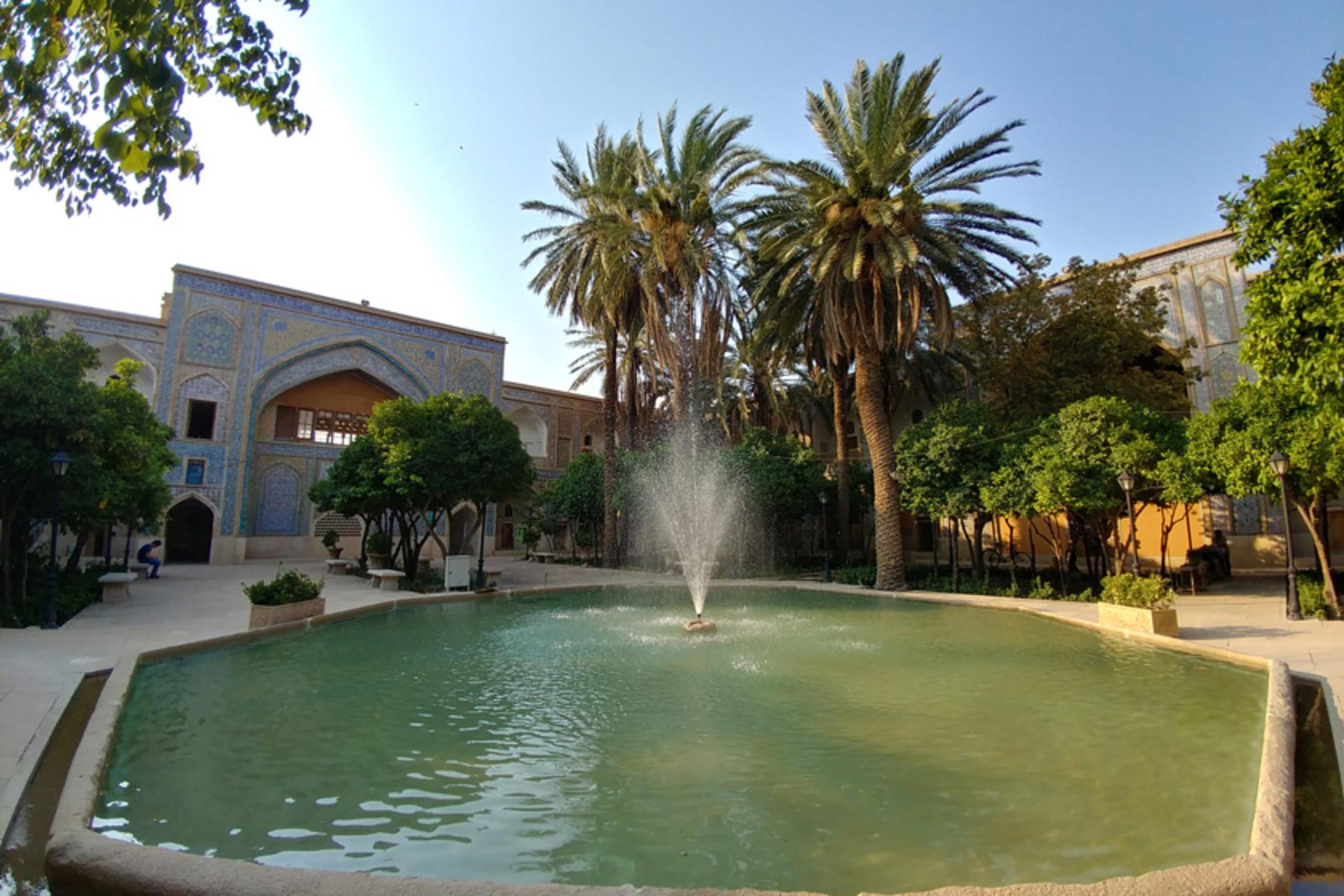 محوطه مدرسه خان. عکاس: حامد زهرایی