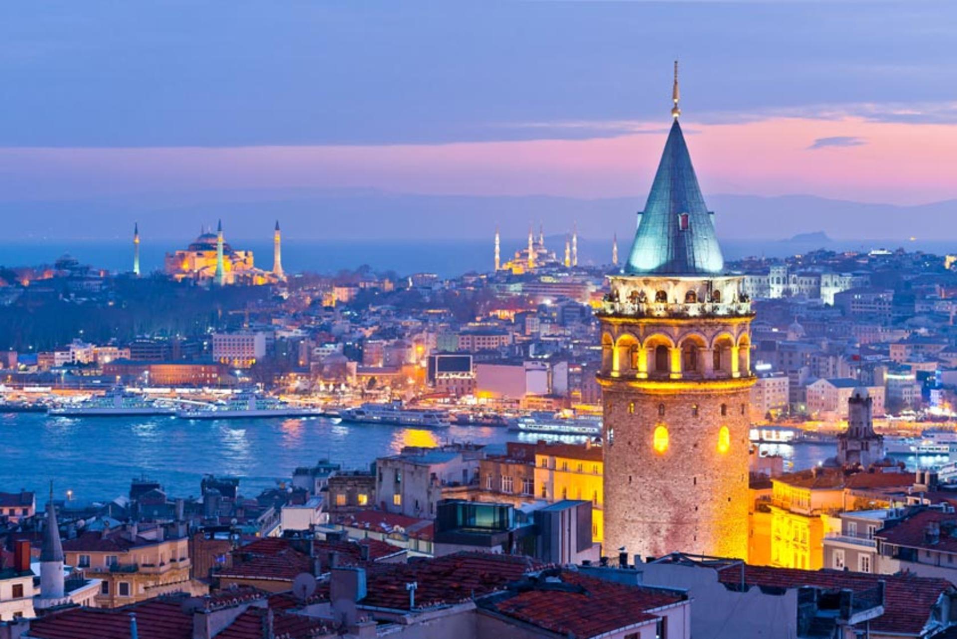 برج گالاتا استانبول در شب؛ منبع عکس: marriott.com؛ عکاس: نامشخص