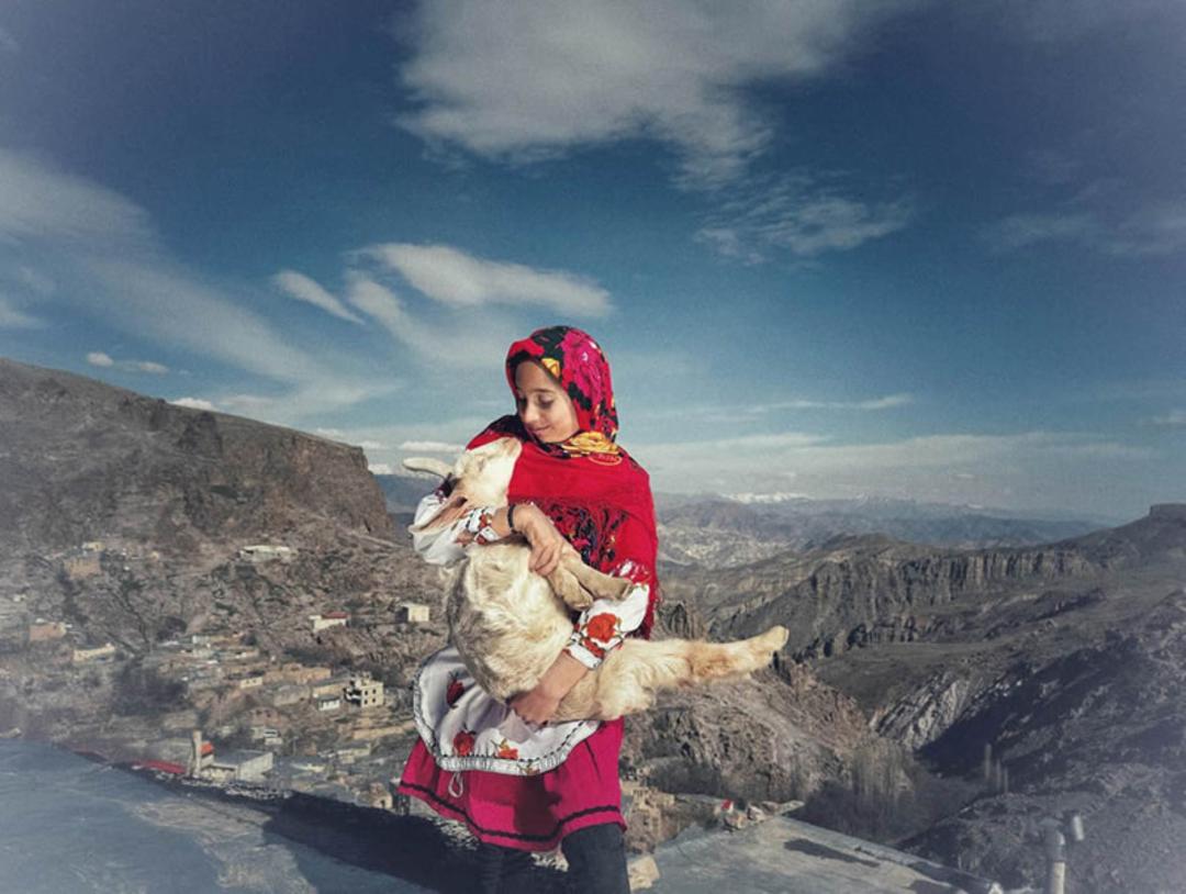 دخترک روستایی ایرانی و بره
