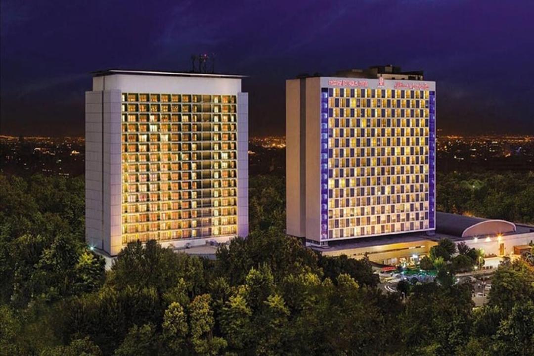 ساختمان های هتل پارسیان استقلال در شب؛ منبع عکس: booking.ir؛ عکاس: نامشخص