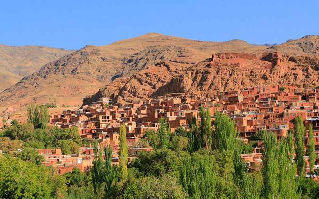 معماری پلکانی روستای ابیانه، منبع عکس: گوگل مپ، عکاس: 