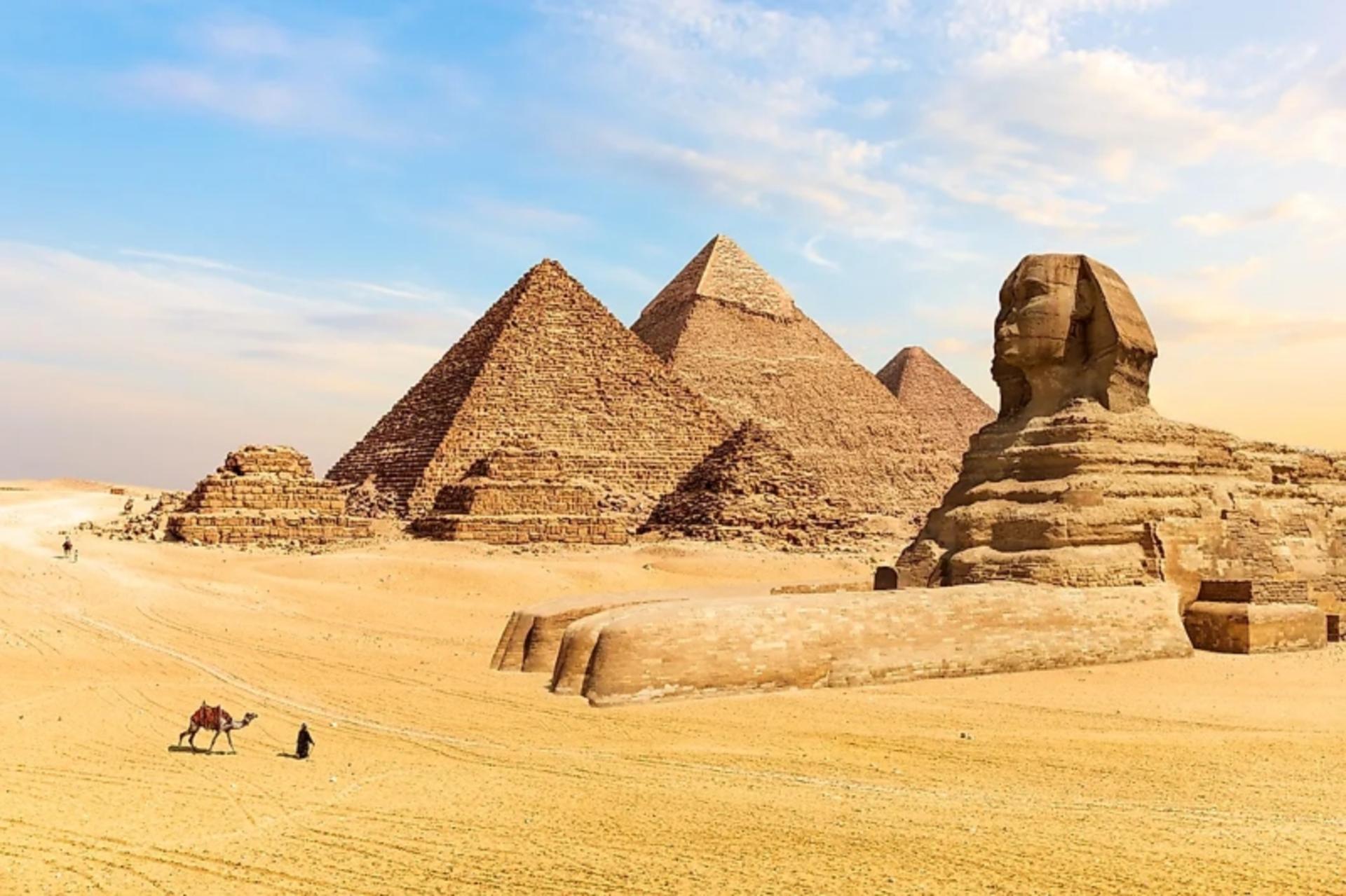 اهرام جیزه و ابوالهول بزرگ در مصر؛ منبع عکس: سایت worldatlas.com. عکاس: نامشخص