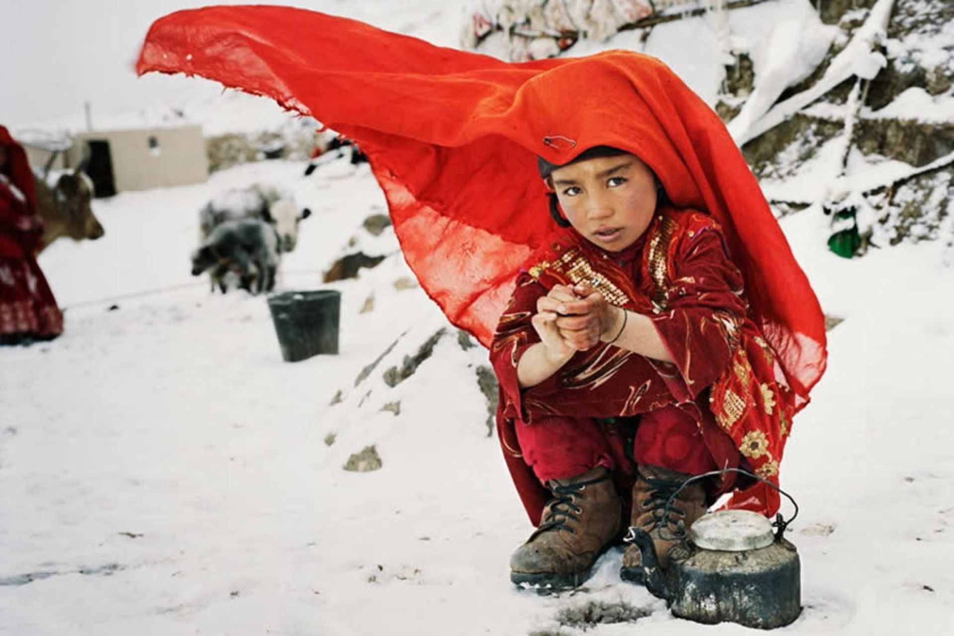 کودک افغان در میان برف و سرمای واخان