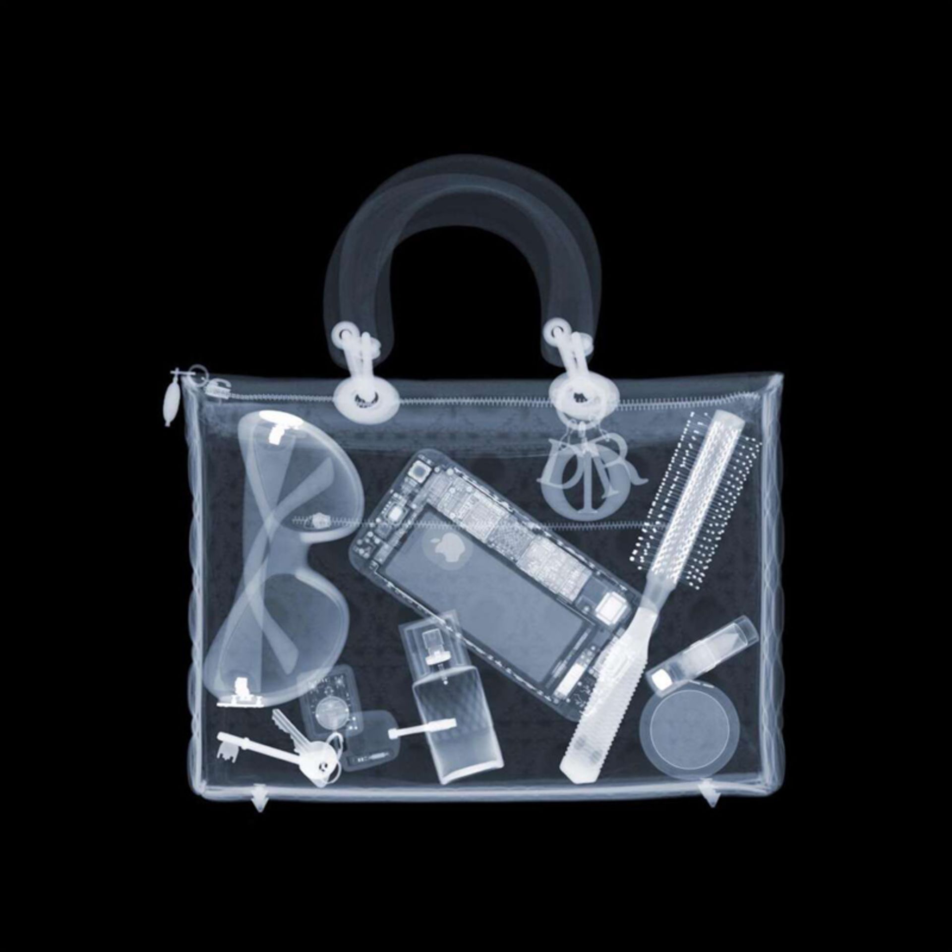 عکس ایکس ری از کیف یک زن 