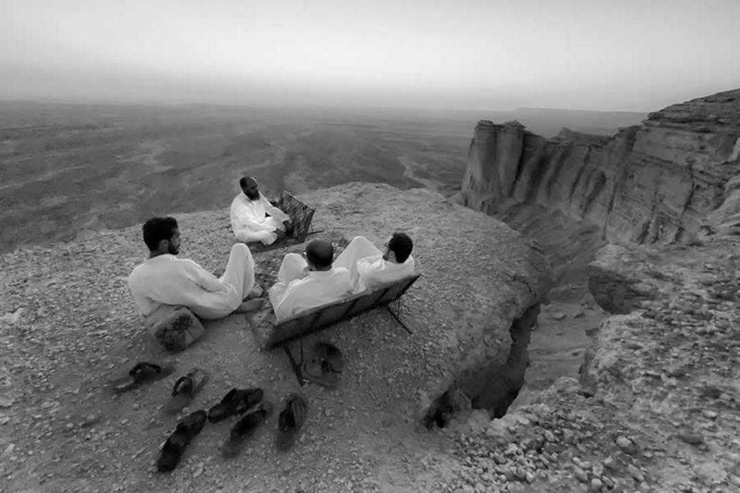 نشستن چهار مرد عرب بالای کوه