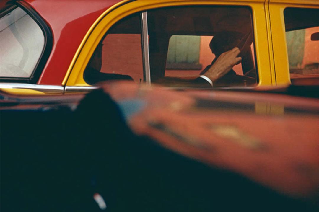 عکاسی خیابانی از مسافری در تاکسی قدیمی؛ منبع عکس: 121clicks؛ عکاس: Saul Leiter