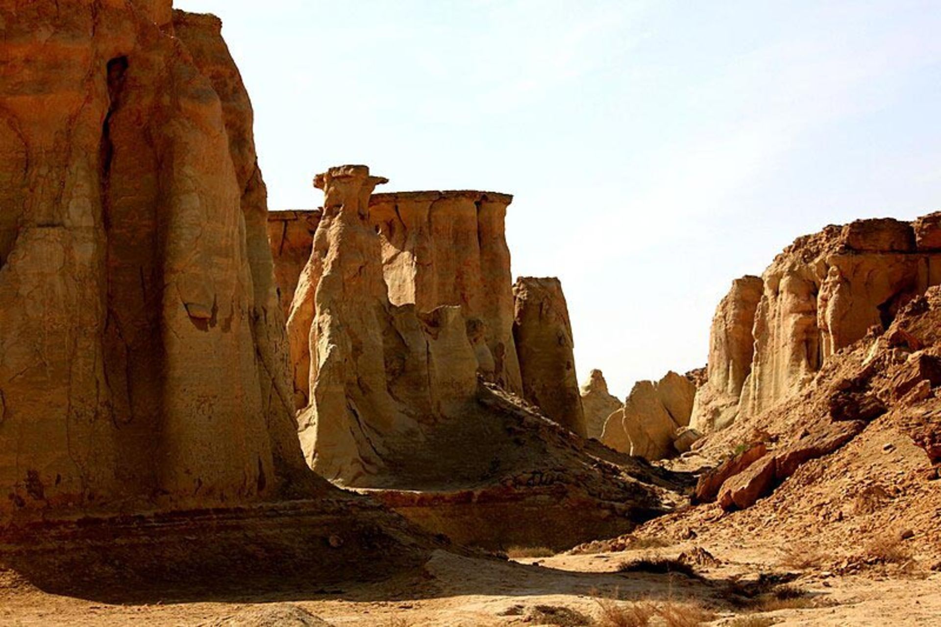 ارتفاع صخره های دره ستارگان قشم؛ منبع عکس: ویکی‌مدیا؛ عکاس: ninara