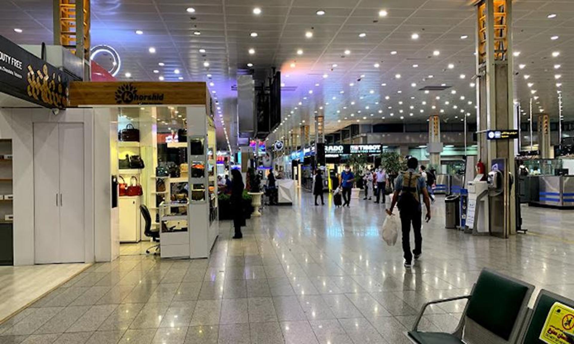 محوطه و فروشگاه‌ های فرودگاه امام خمینی، منبع عکس: سایت گوگل مپ، عکاس: Javad