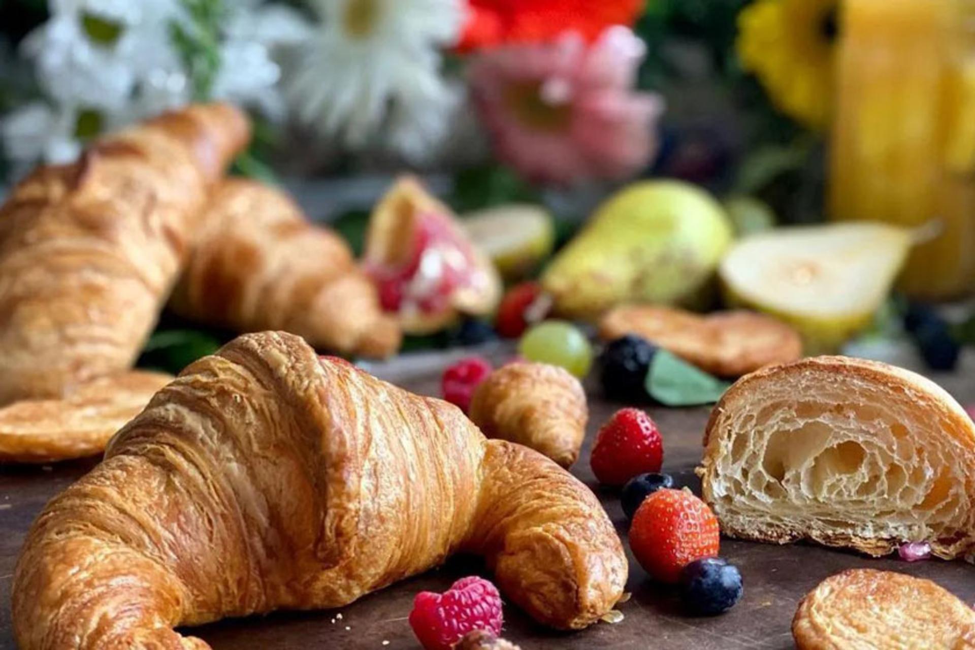 کروسان در کنار میوه؛ منبع عکس: Panamar Bakery Group؛ نام عکاس: نامشخص