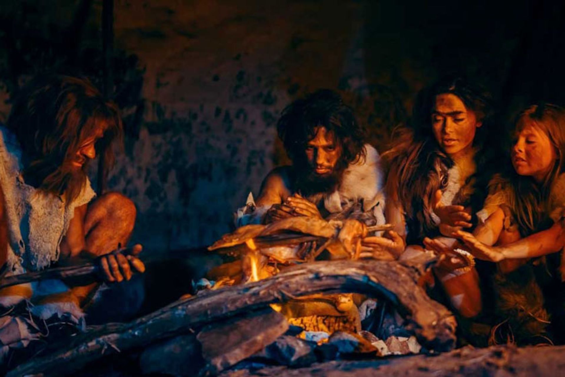انسان های غارنشین به دور آتش؛ منبع عکس: Ancient Origins؛ نام عکاس: نامشخص
