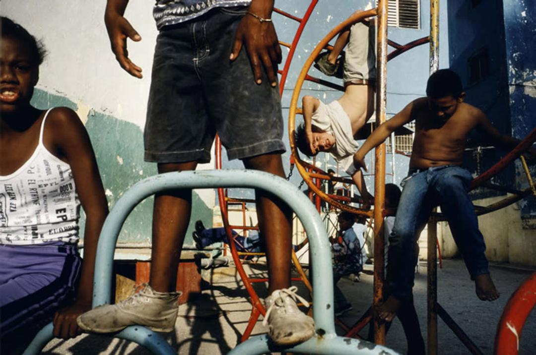 عکاسی خیابانی از زمین بازی کودکان؛ منبع عکس: 121clicks؛ عکاس: Alex Webb