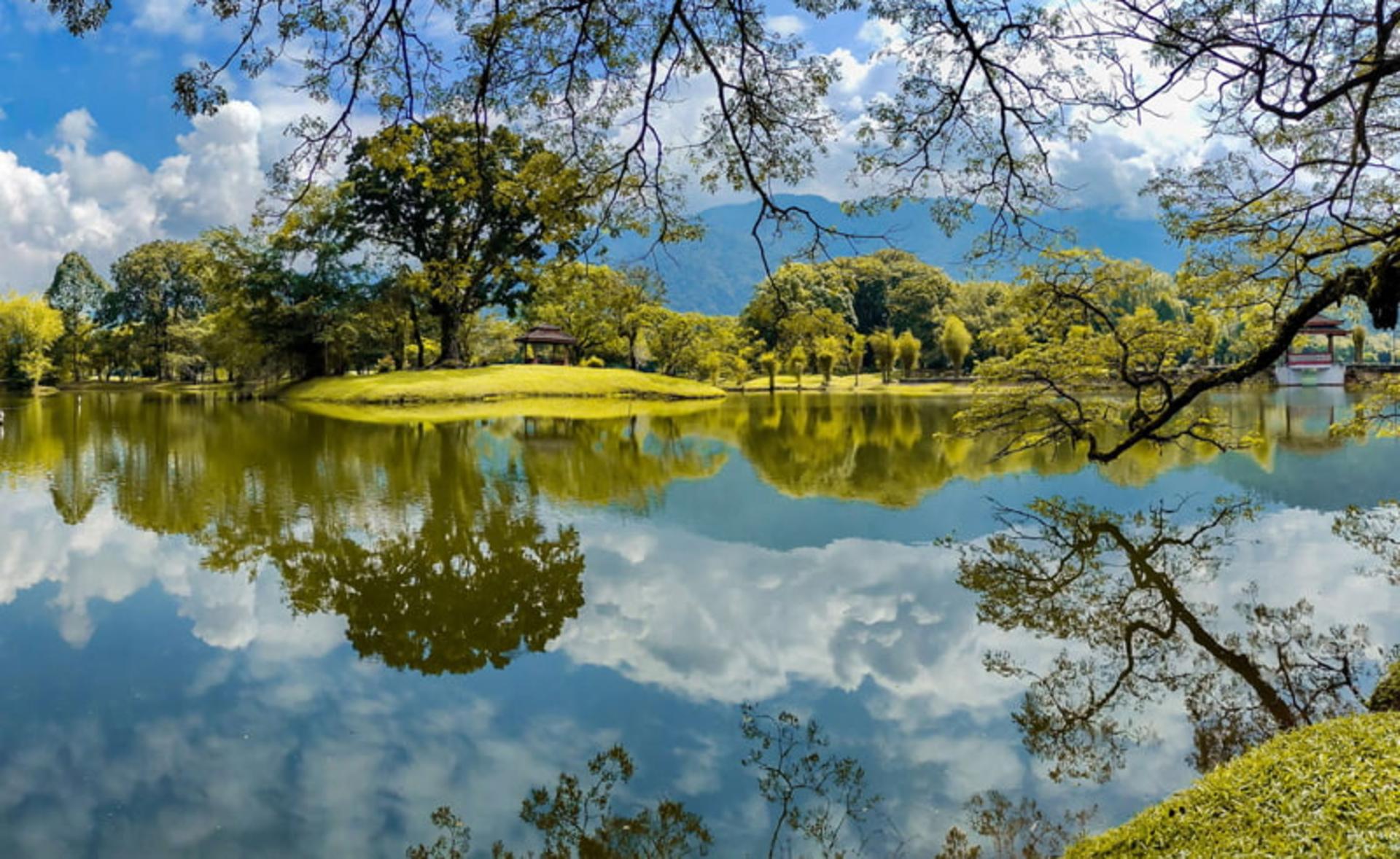 دریاچه مرمیکتیک (Meromictic Lake) در مالزی