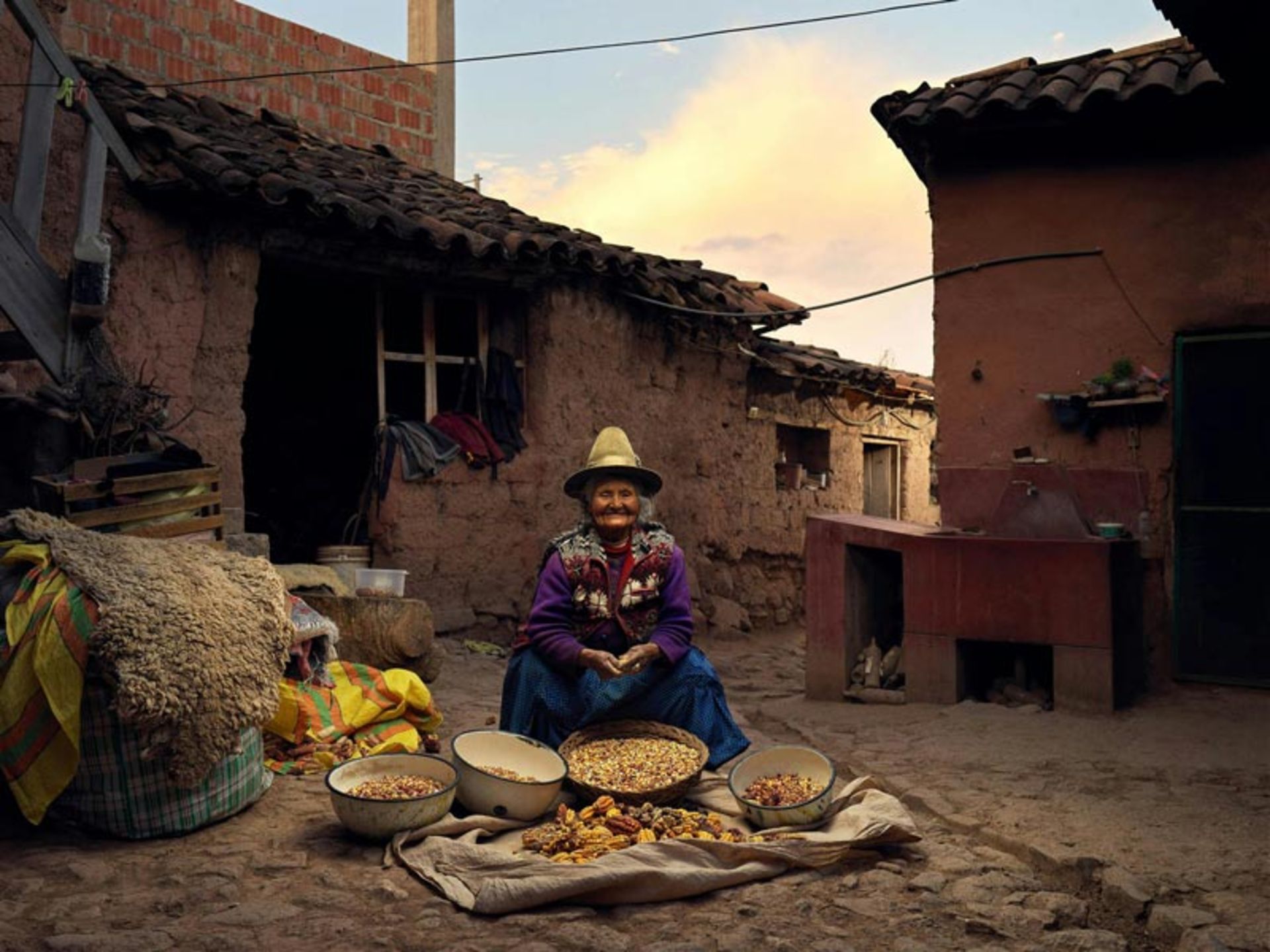 پیرزن با حرفه سنتی دانه کردن ذرت؛ منبع عکس: hasselblad.com؛ عکاس: ROMAN JEHANNO