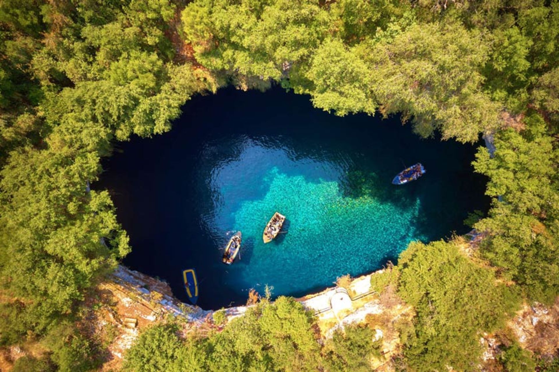 دریاچه ملیسانی (Melissani Lake) در یونان