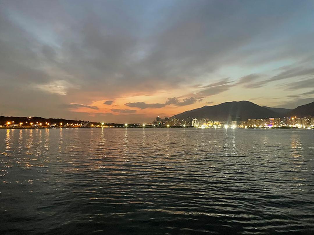 منظره دریاچه چیتگر در شب؛ منبع عکس: گوگل مپ؛ عکاس: نامشخص