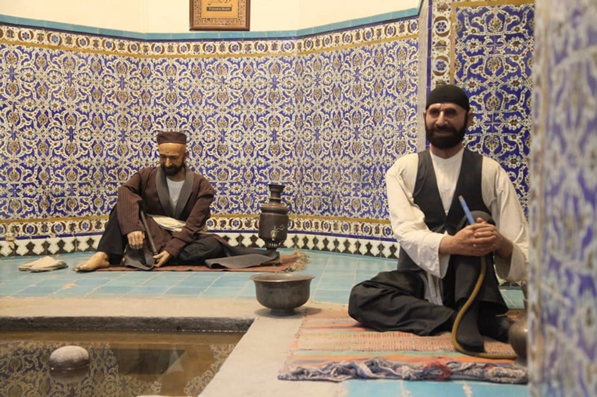 مجسمه دو مرد در حمام گنجعلی خان کرمان؛ عکاس: محمد شجاعی