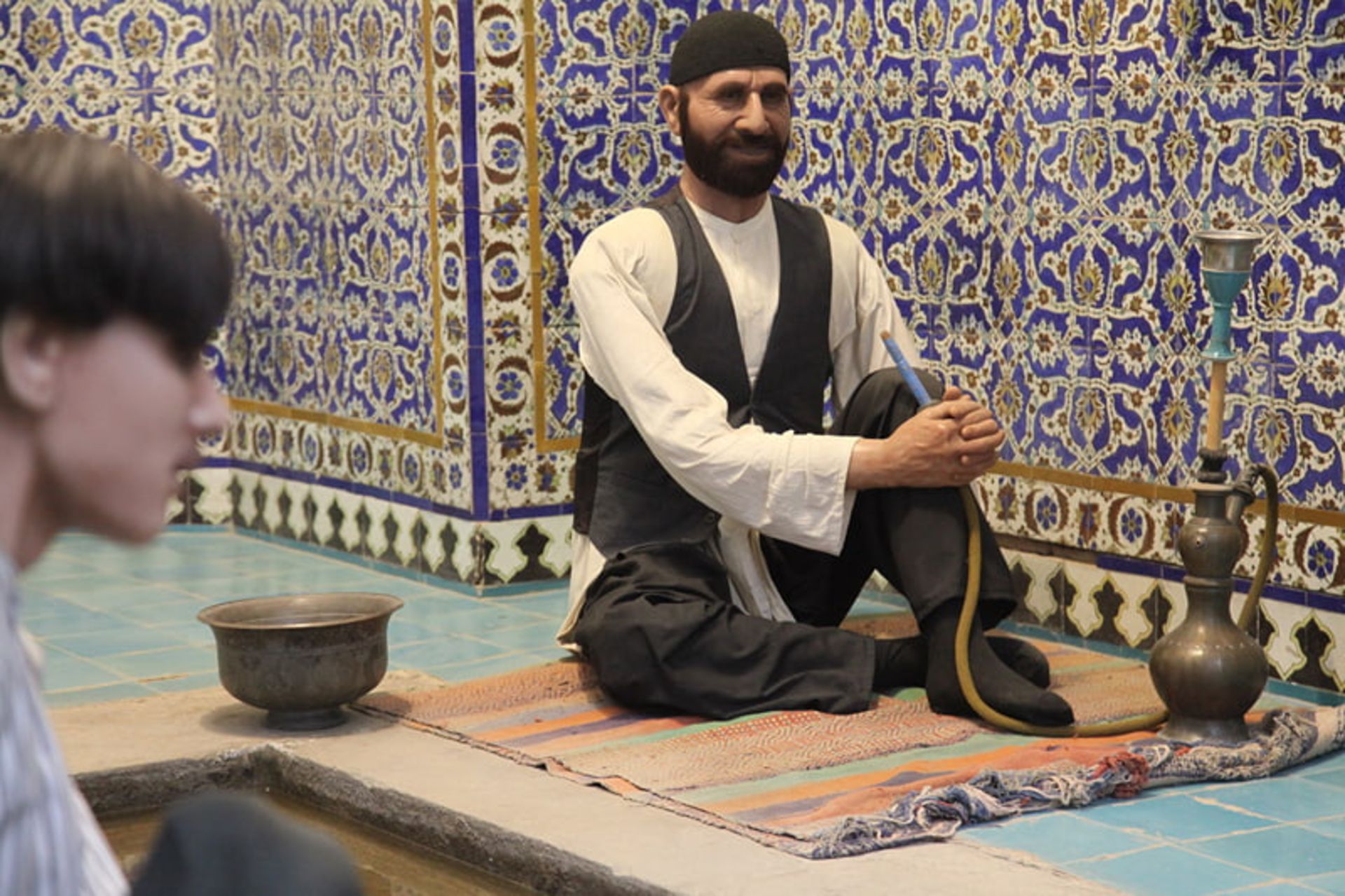 مجسمه مردی با جلیقه مشکی و قلیان در حمام گنجعلی خان کرمان؛ عکاس: محمد شجاعی