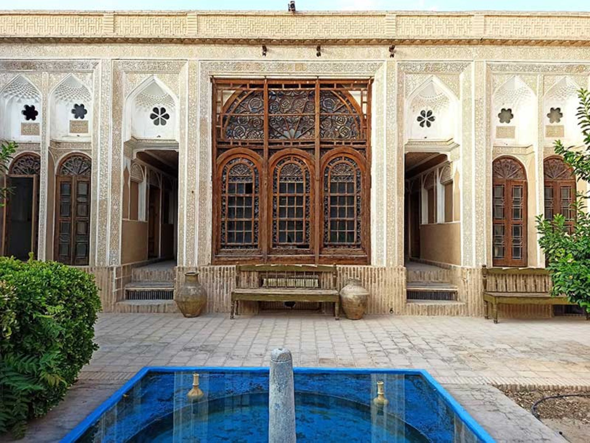 حیاط خانه کلاهدوز ها یزد ؛ منبع عکس: گوگل مپ؛ عکاس: mo a