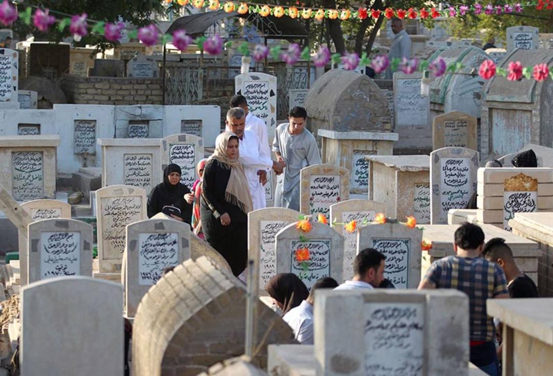 زیارت اهل قبور در روز عید فطر در عراق؛ منبع عکس: شبکه الکوثر؛ عکاس: نامشخص