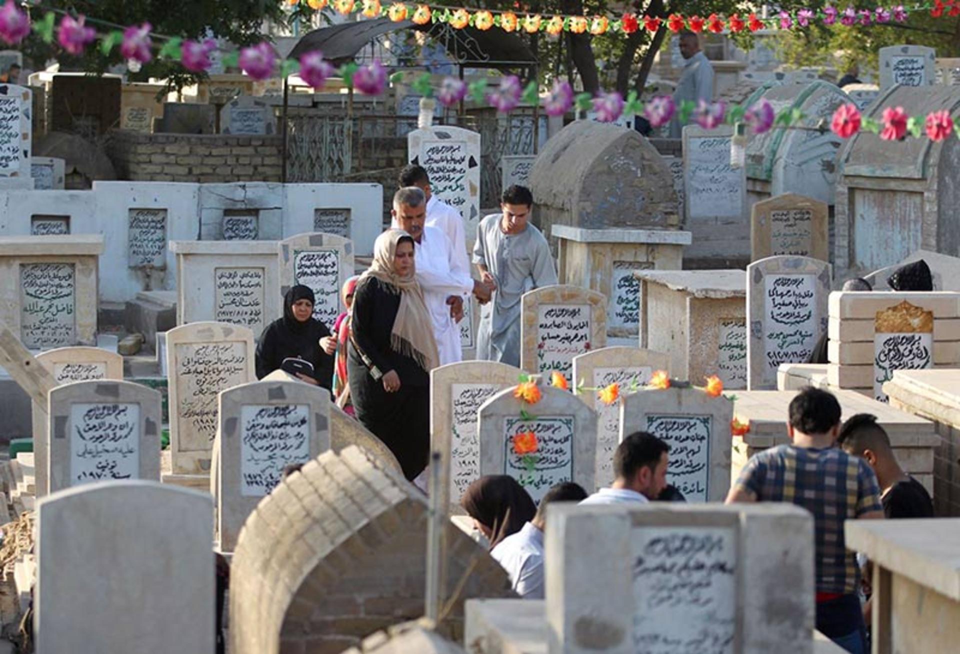 زیارت اهل قبور در روز عید فطر در عراق؛ منبع عکس: شبکه الکوثر؛ عکاس: نامشخص