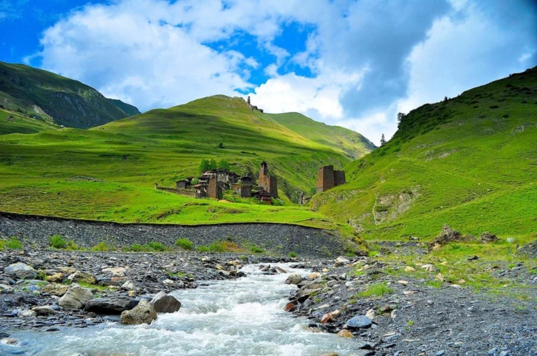 جاده سرسبز آذربایجان به گرجستان؛ منبع عکس: سایت gotravelyourway.com. عکاس: نامشخص