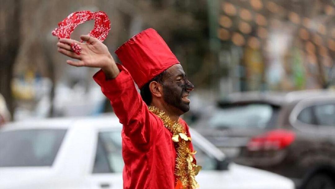 رقص و شادی حاجی فیروز در خیابان ها؛ منبع عکس: برنا؛ عکاس: نامشخص