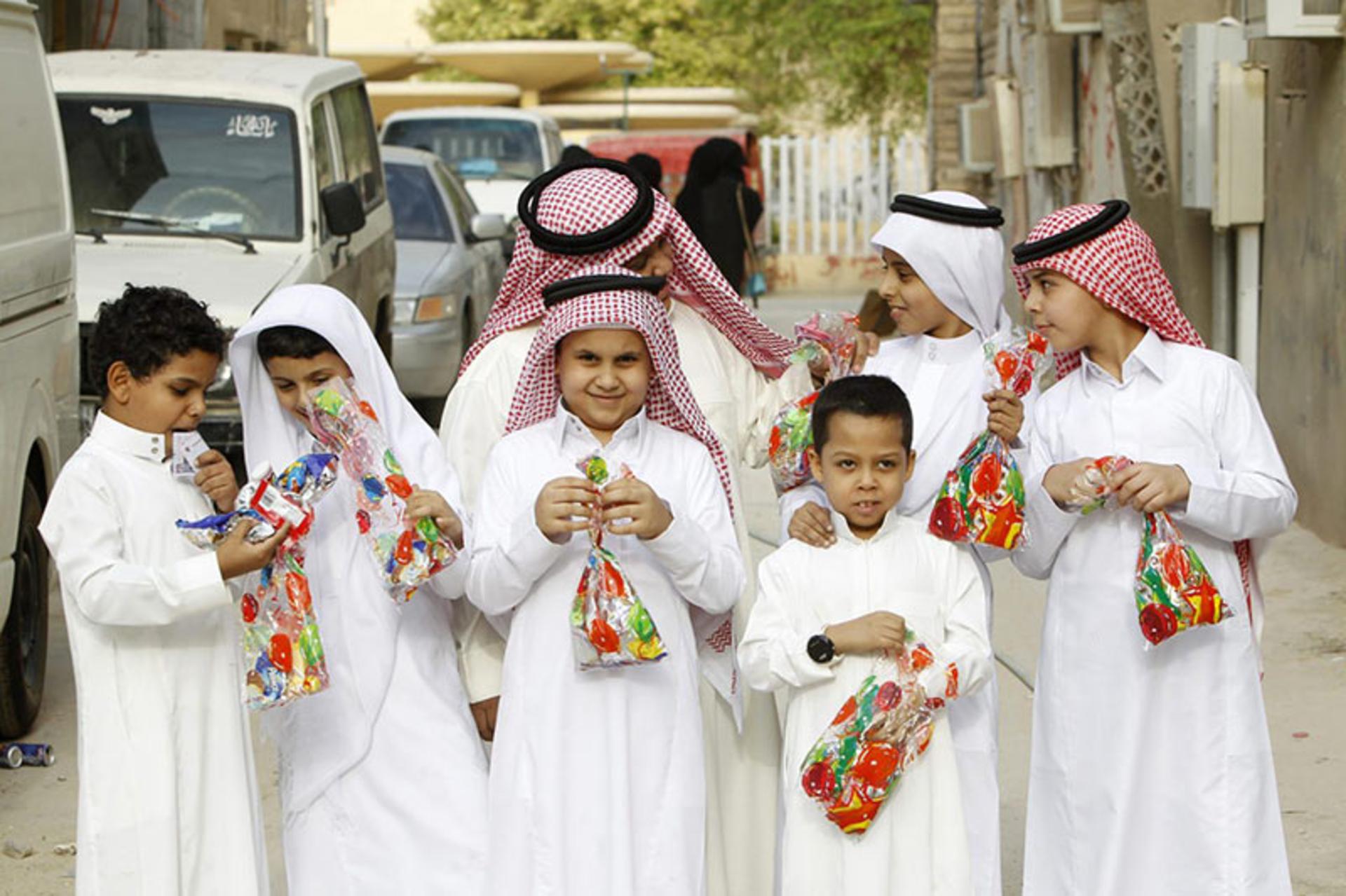 هدیه گرفتن کودکان در روز عید فطر در عربستان؛ منبع عکس: mdeast.news؛ عکاس: نامشخص