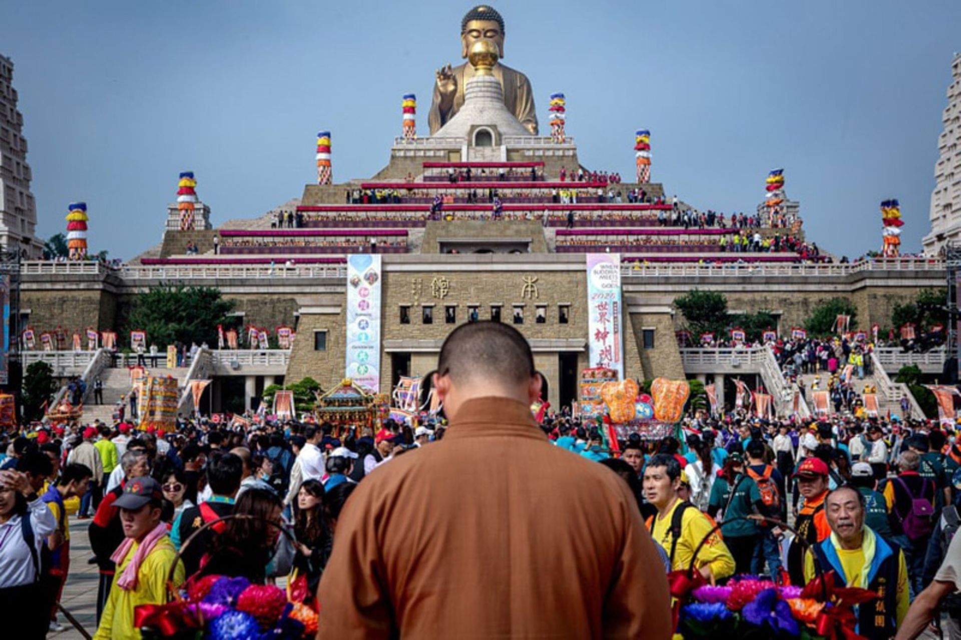 تجمع پیروان ادیان مختلف در موزه بودای فوشان تایوان در روز کریسمس