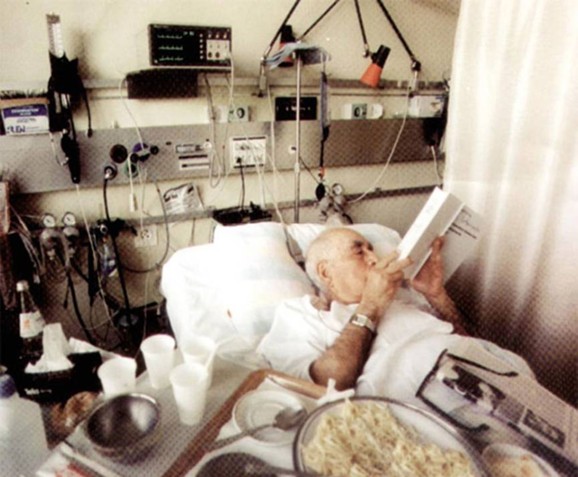 دکتر محمود حسابی مشغول مطالعه روی تخت بیمارستان